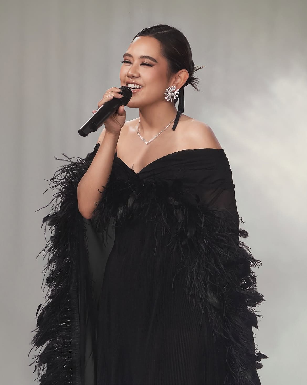 Pesona Ziva Magnolya dengan Anting Berlian Mewah Frank & co. di Runway Monica Ivena