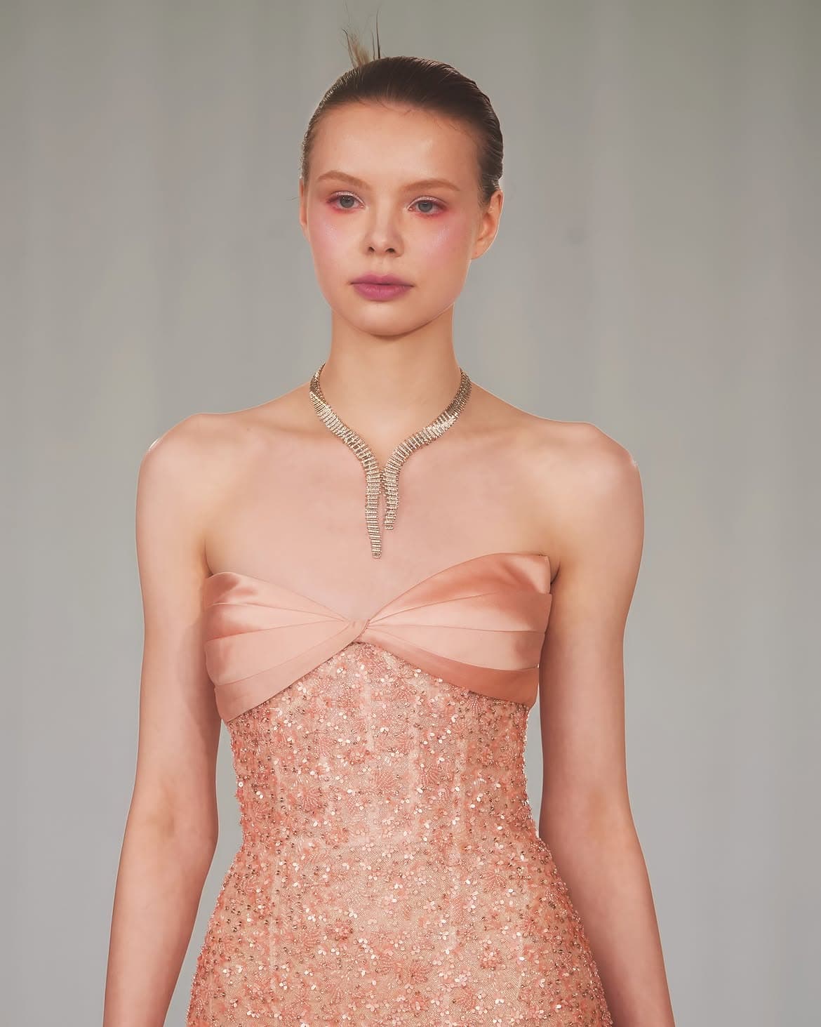 Temukan inspirasi luxury diamond necklace Love Poetry dari Frank & co. untuk bridal look, dari desain artistik hingga pilihan yang sesuai dengan karakter gaun pengantin.