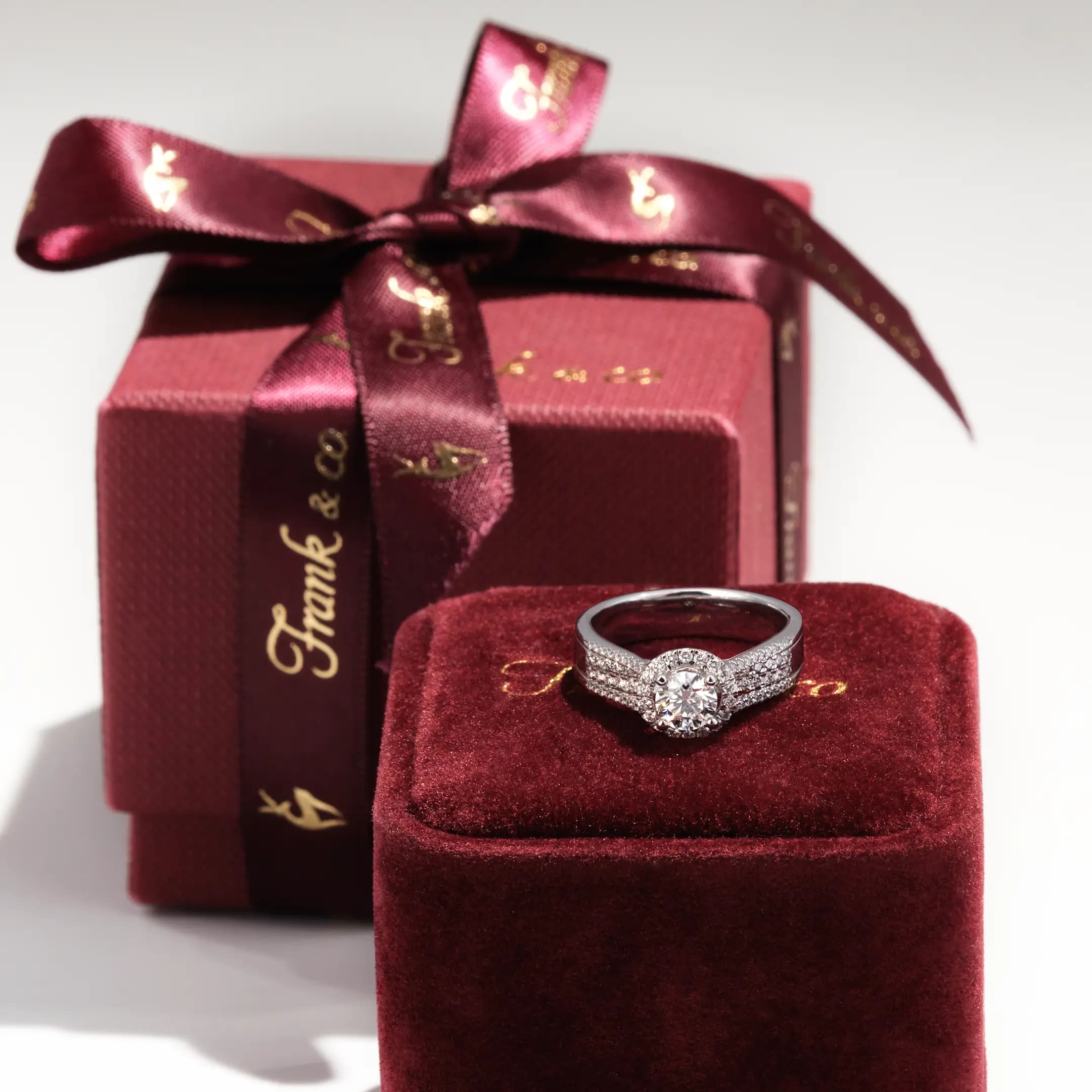 apa-itu-kado-tunangan-tradisi-makna-dan-siapa-yang