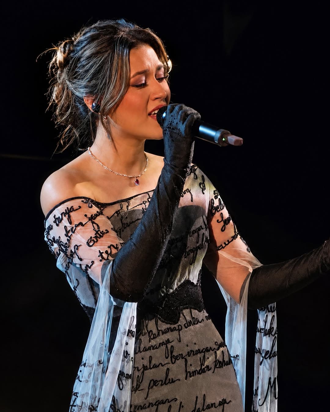 Arti Permata Ruby Pada High Jewellery yang Dikenakan Raisa Pada Konser "Love & Let Go
