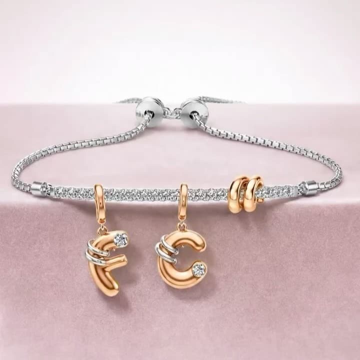 Perpaduan Gelang Berlian Mewah dengan Hiasan Charm Inisial Nama Anda