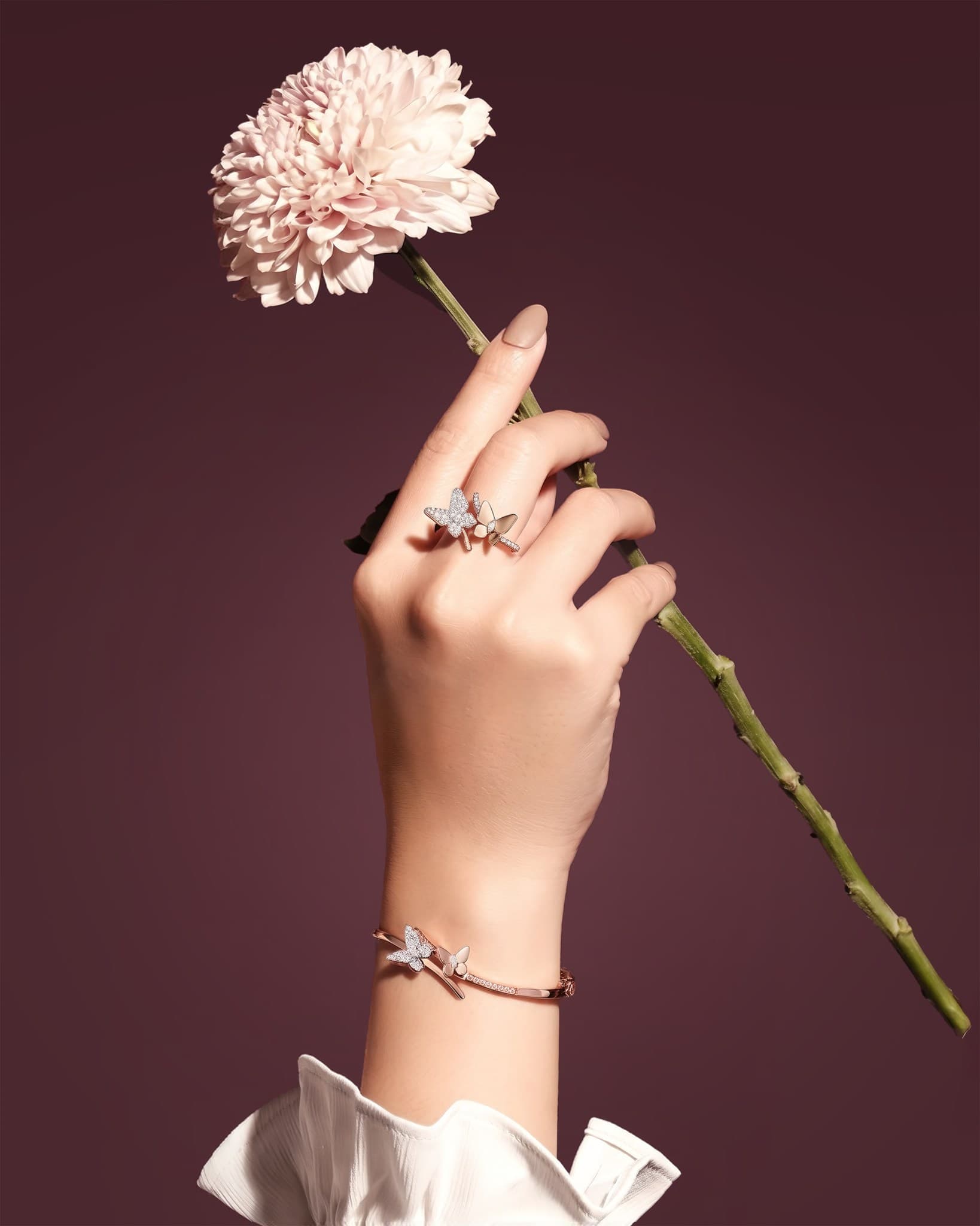 Gelang Tangan Wanita Berhiaskan Butterfly yang Membuat Penampilan Terlihat Lebih Elegan