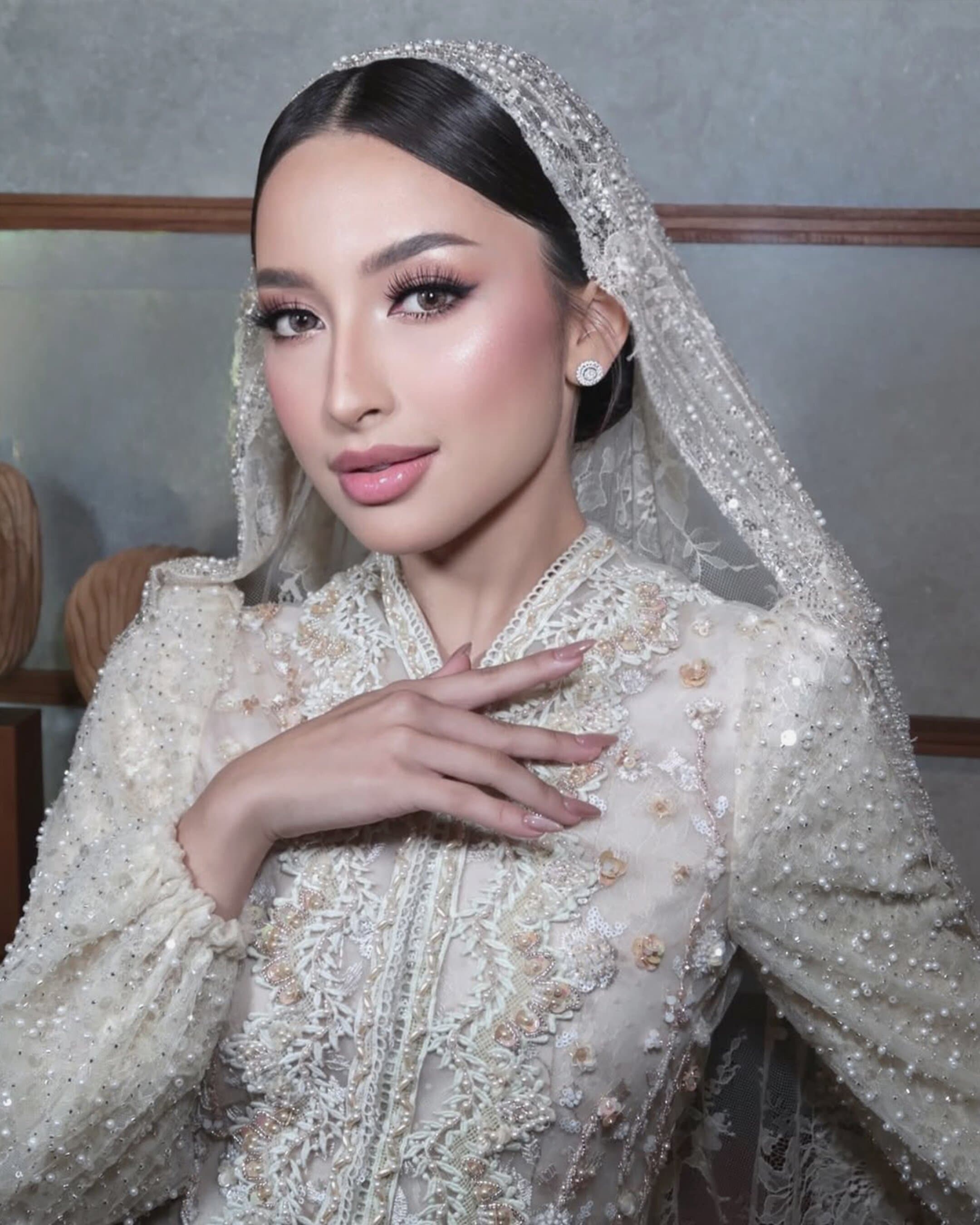 Pesona Perhiasan Jennifer Coppen Saat Prosesi Qur’an Recitation yang Mencuri Perhatian