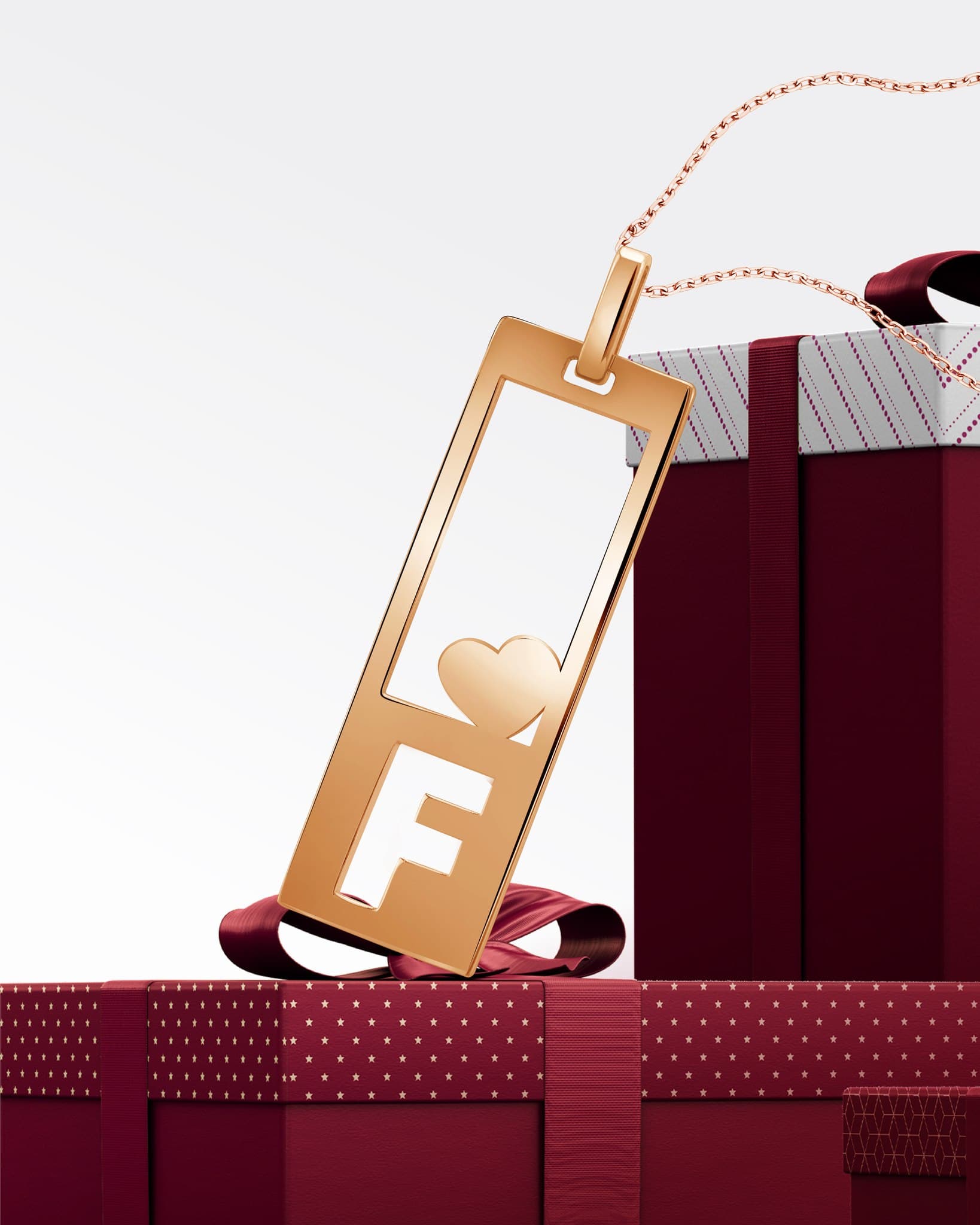 Liontin Emas 18K dengan Inisial Huruf Dalam Box dan Berhiaskan Hati dari Frank & co