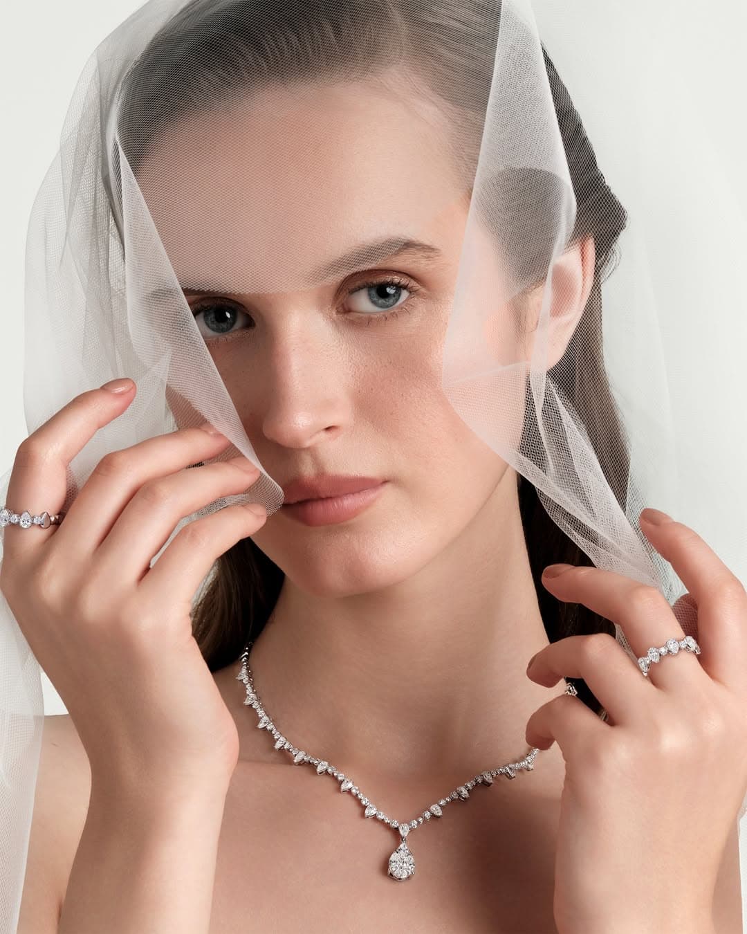 Tampil Memukau di Hari Pernikahan dengan Kombinasi Gaun Pengantin dan Diamond Necklace Ini!
