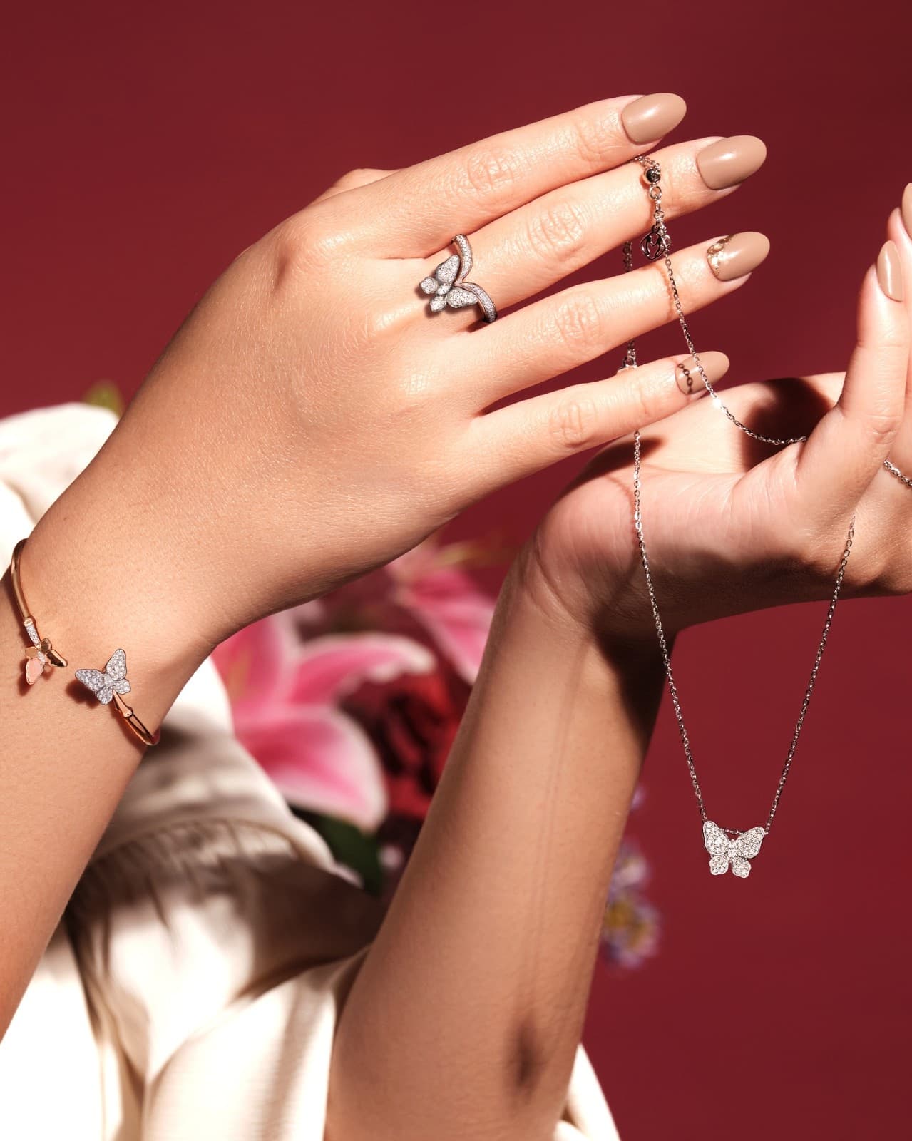 Pesona Liontin Kalung Kupu-Kupu Hadiah Ulang Tahun yang Manis dan Elegan