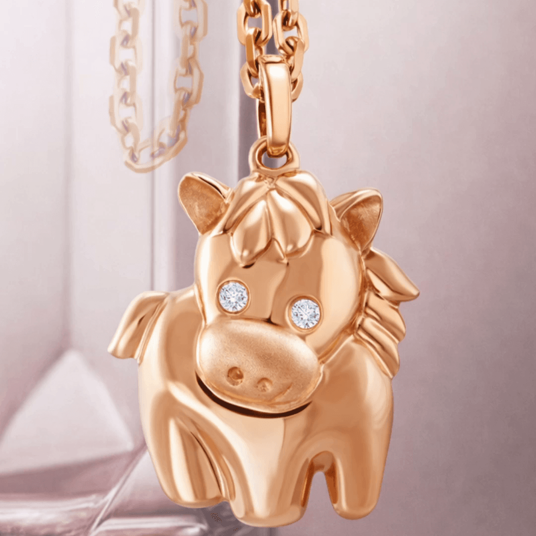 Koleksi Moiselle: Kalung Wanita Berhiaskan Liontin Kuda Intip Keindahan & Maknanya