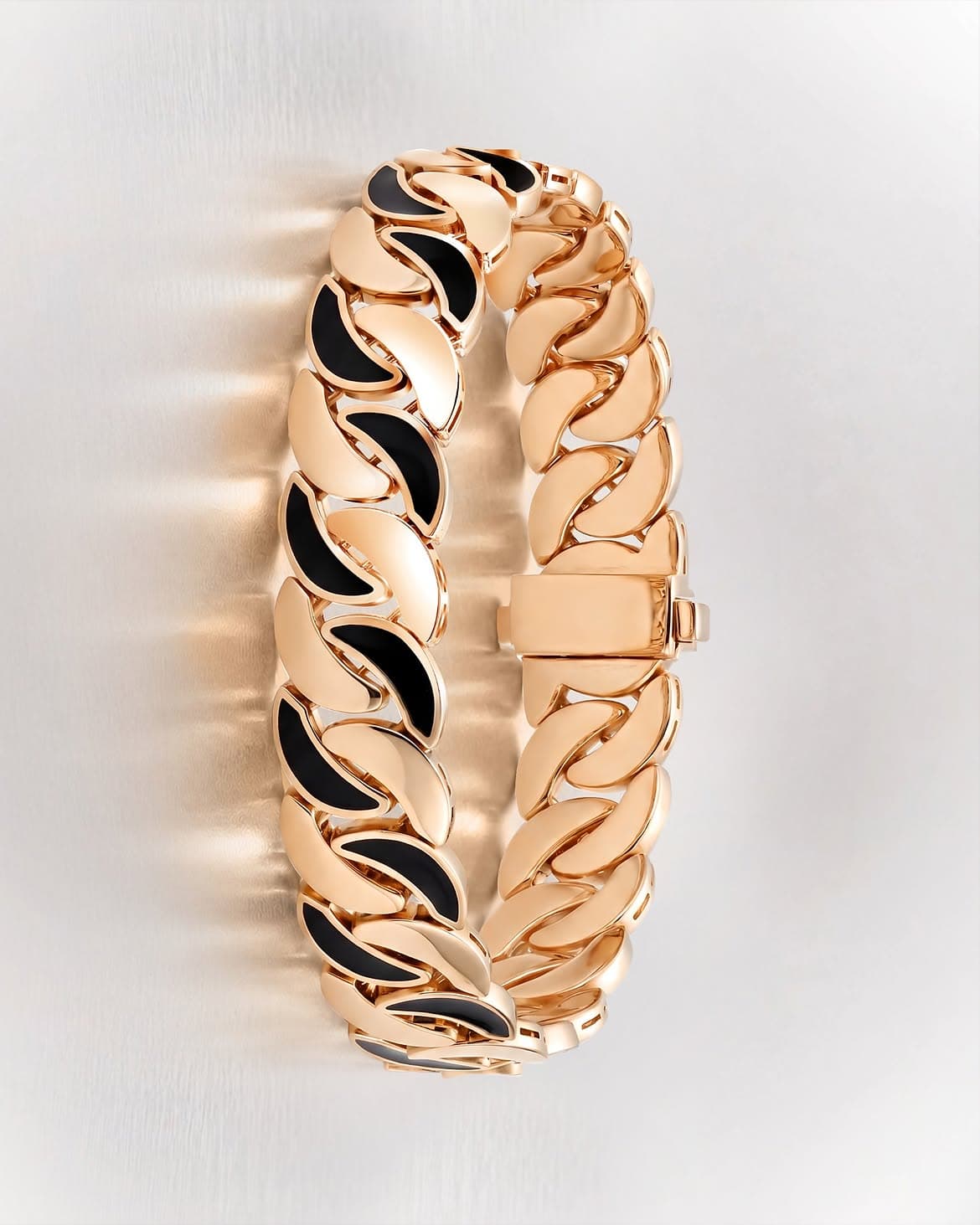 Model Gelang Emas Terbaru Perpaduan 18K Rose Gold dan Black Enamel dari Frank & co.