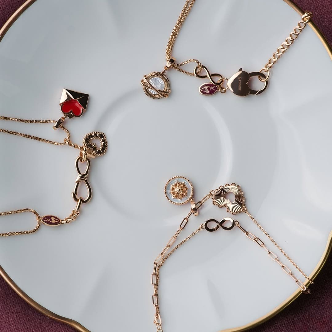 Liontin Emas 18K dari Koleksi Love Infinity Untuk Merayakan Setiap Momen Cinta