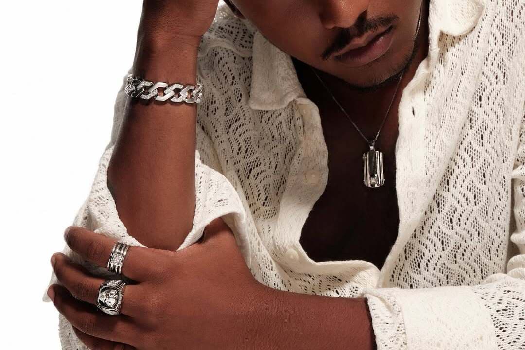 Gaya Maskulin Modern dengan Kalung Pria yang Menambah Karakter dan Kepercayaan Diri