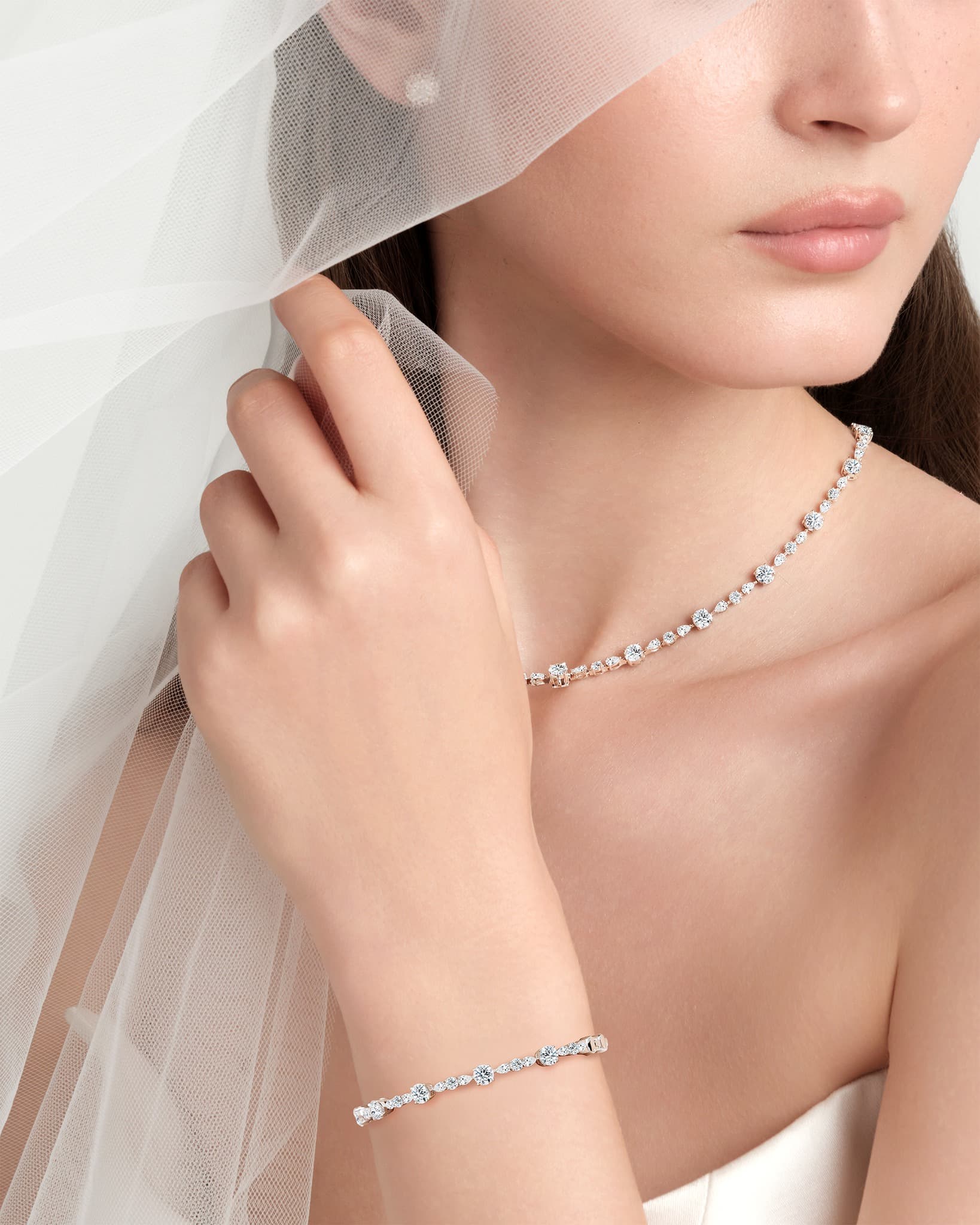 Mengapa Kalung Emas Putih Selalu Menjadi Pilihan Perhiasan Utama Wanita yang Elegan