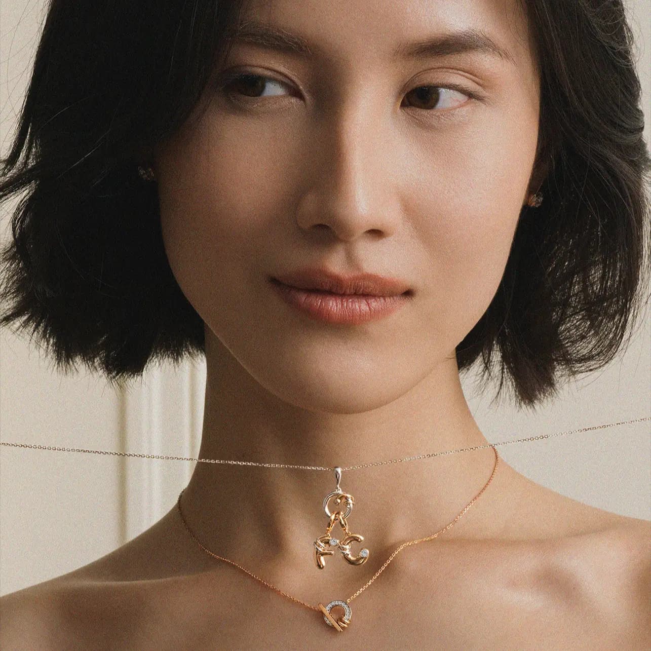 cara-styling-model-kalung-terbaru-dengan-liontin-i