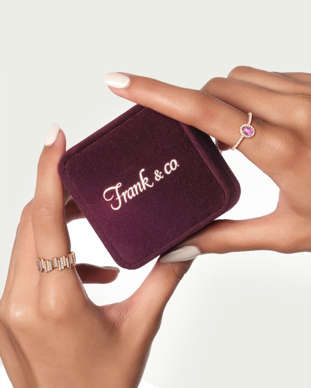 Sentuhan Monica Ivena dalam Keindahan Cincin Nikah Couple Frank & co