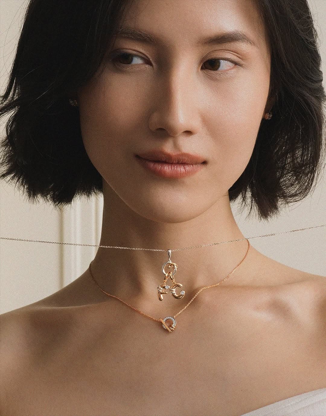Liontin Inisial See the Light dari Frank & co. Ini Wajib Masuk Wishlist Anda