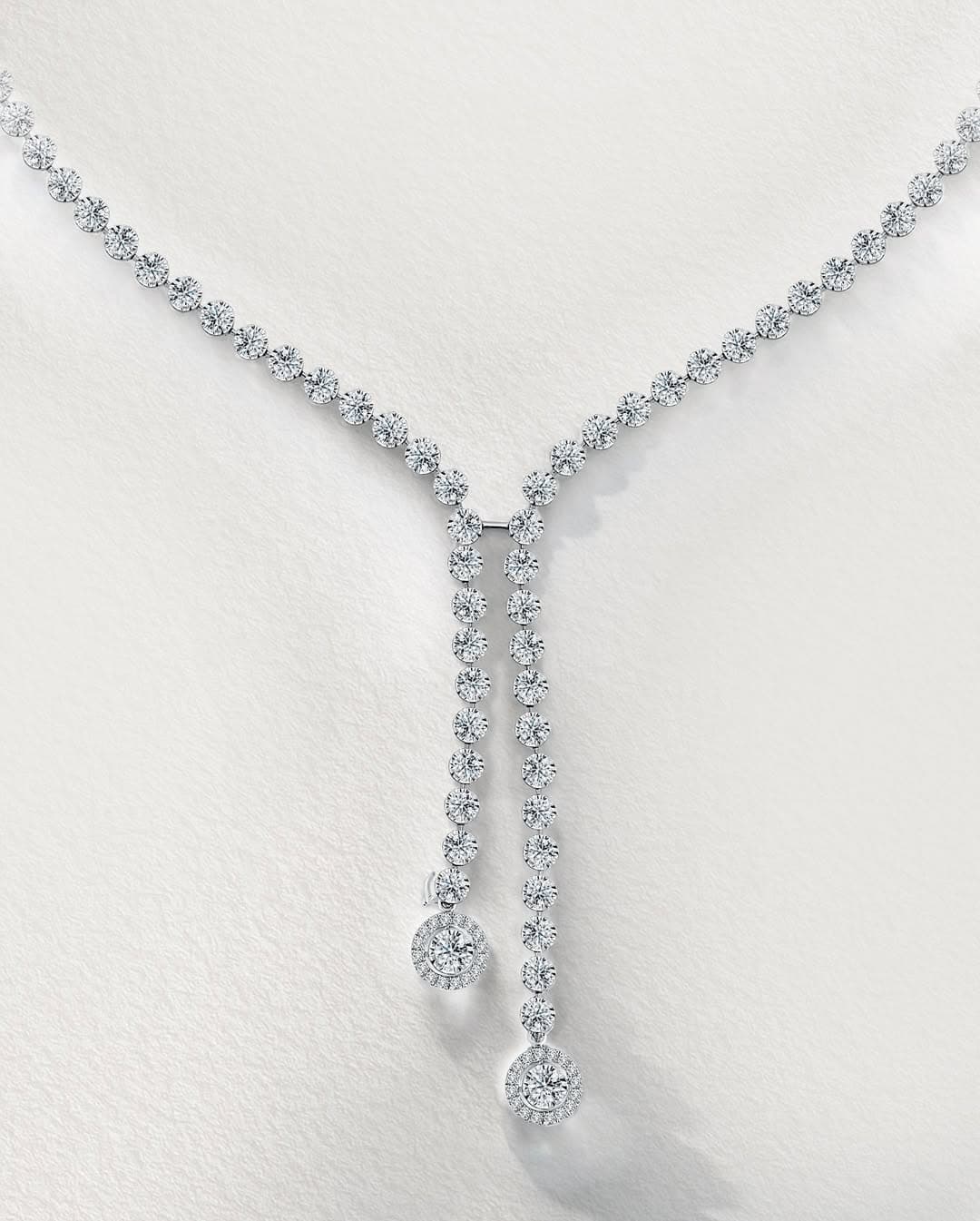 Kalung Emas Putih Elegan untuk Tampil Anggun Saat Momen Idul Fitri