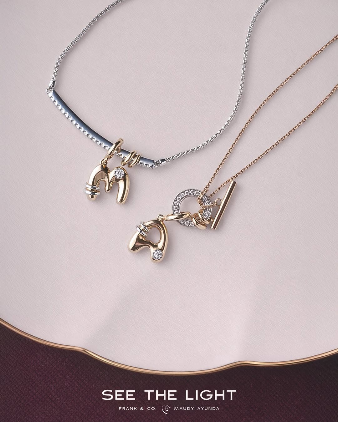 Nyatakan Perasaan dengan Hadiah Romantis: Liontin Huruf Inisial Nama Kekasih