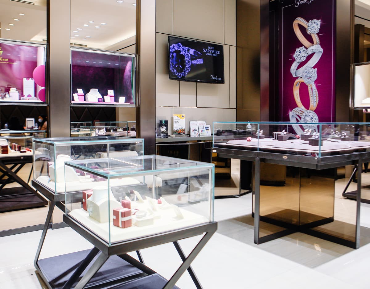 toko perhiasan di frank & co jewellery manado town square