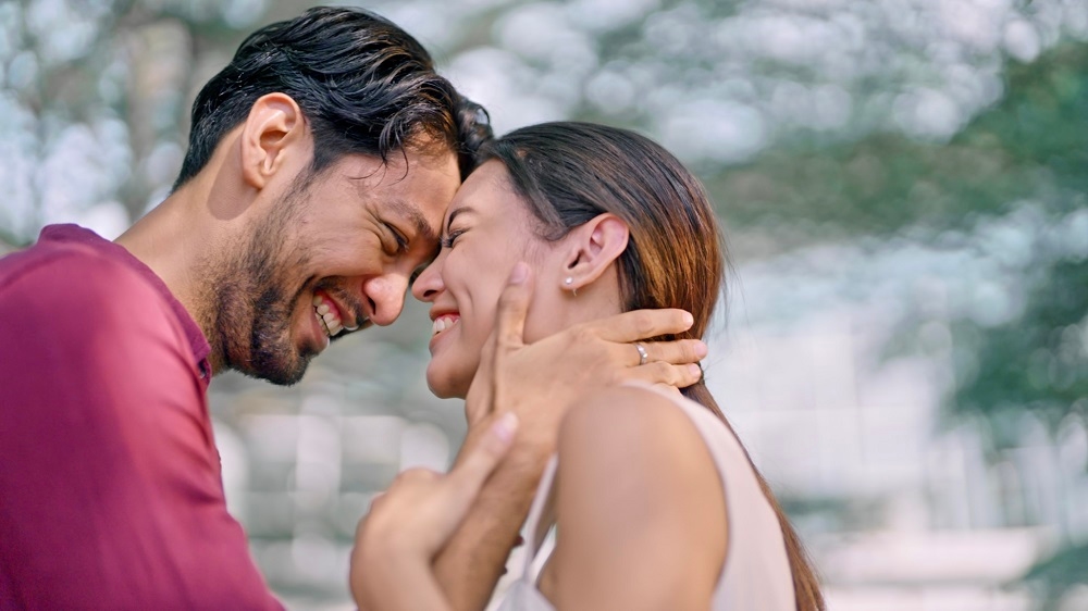 11 Pantun Cinta yang Romantis dan Bisa Bikin Baper Pasangan