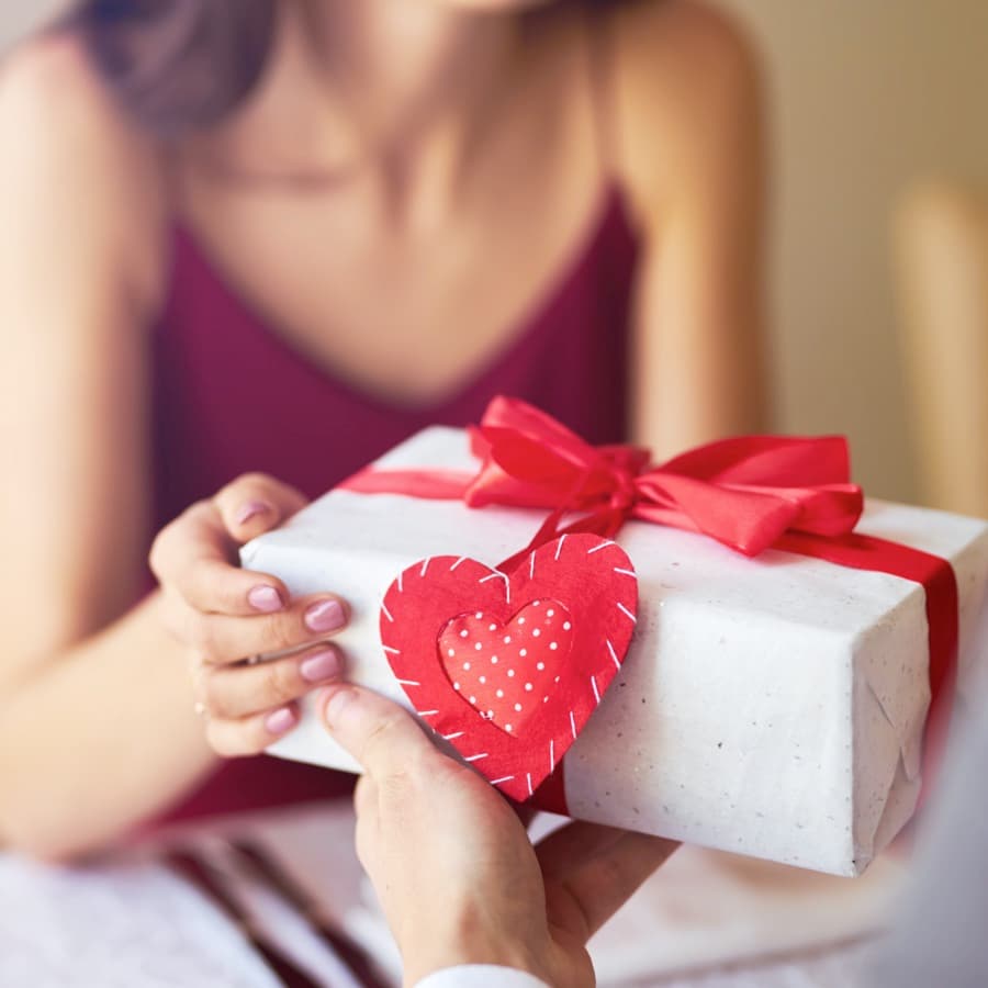 7 Hadiah Kado Spesial untuk Pacar Wanita: Ide Pilihan Romantis
