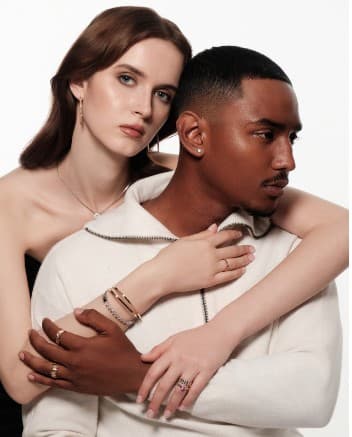 Cara Memadukan Cincin Couple dengan Perhiasan Lainnya