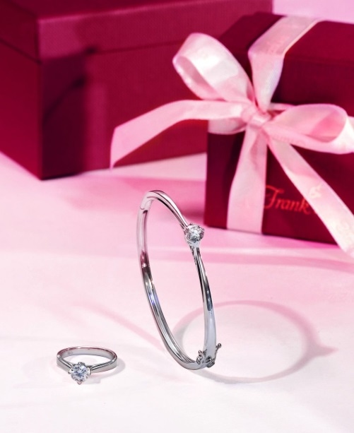 21 Hadiah yang Cocok untuk Pacar: Romantis, Unik, dan Bermanfaat