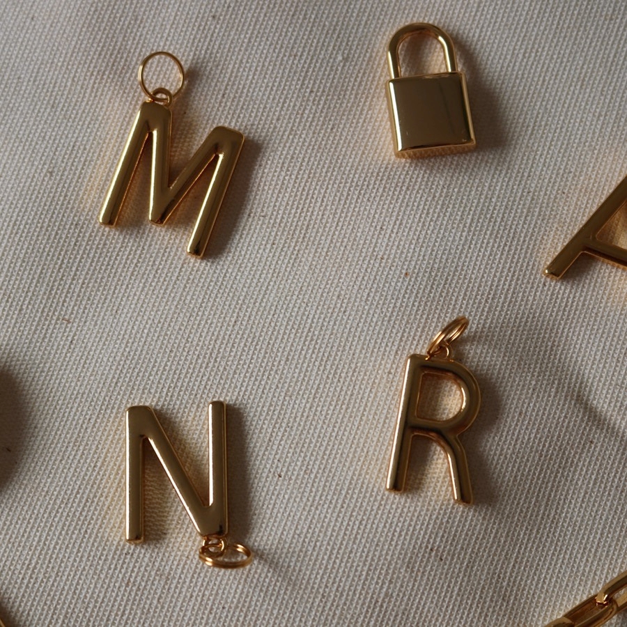 Cara Memakai Kalung Inisial agar Tampilan Semakin Trendy