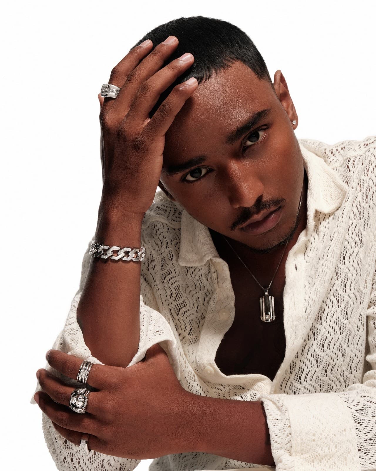 Cara Mix and Match Kalung Pria untuk Fine Dining Valentine Dinner