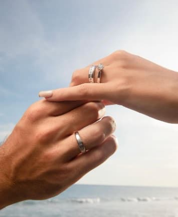 Pilihan Gaun yang Ideal dengan Cincin Kawin Simpel untuk Hari Pernikahan yang Sempurna