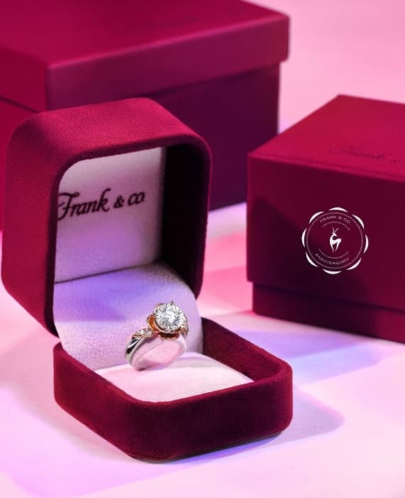 Cincin Lamaran dan Cincin Tunangan: Perbedaan dan Tips Memilihnya