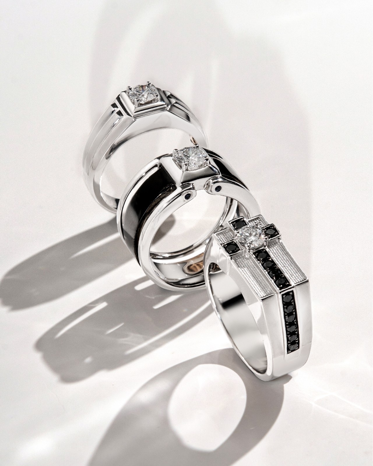 Cincin Berlian Pria yang Menyempurnakan Gaya Outfit Modern