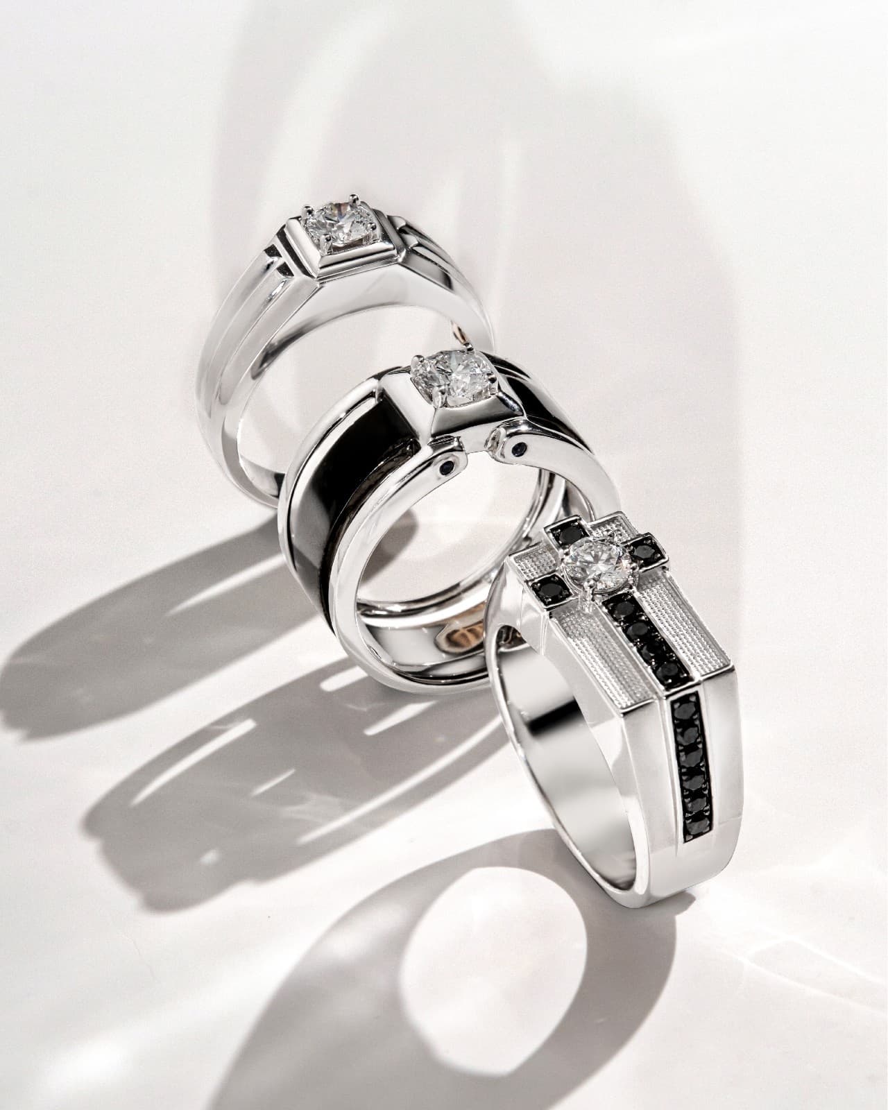 Cincin Berlian Pria yang Menyempurnakan Gaya Outfit Modern