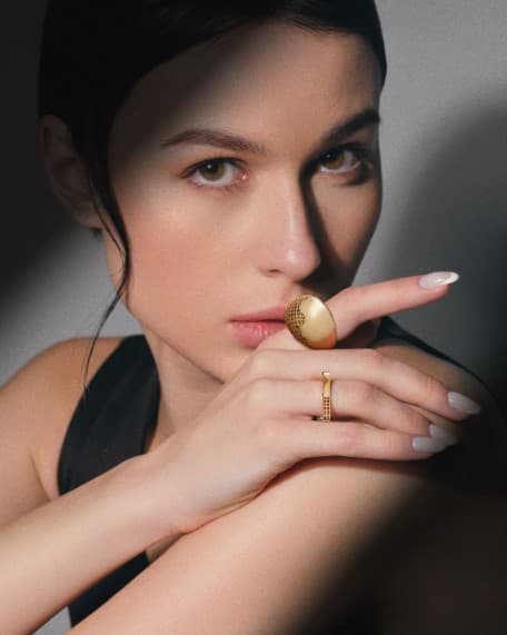 Color Combo Cincin Wanita dengan Outfit Para Pencinta Edgy Style