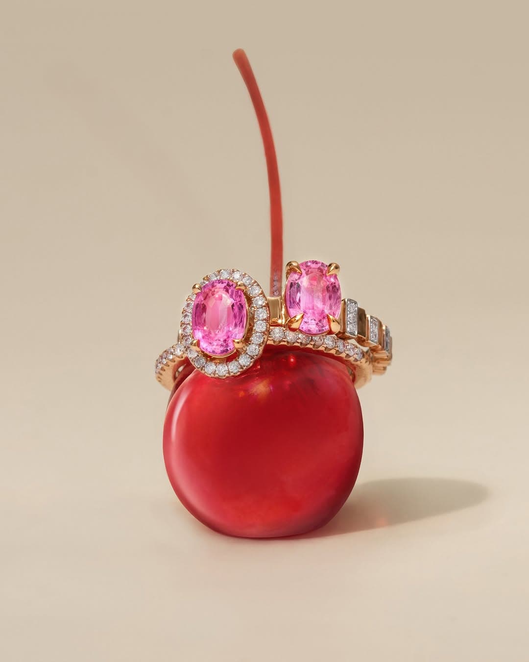 Di Balik Kilauan Cincin Tunangan Ini Tersimpan Makna Komitmen Cinta yang Abadi