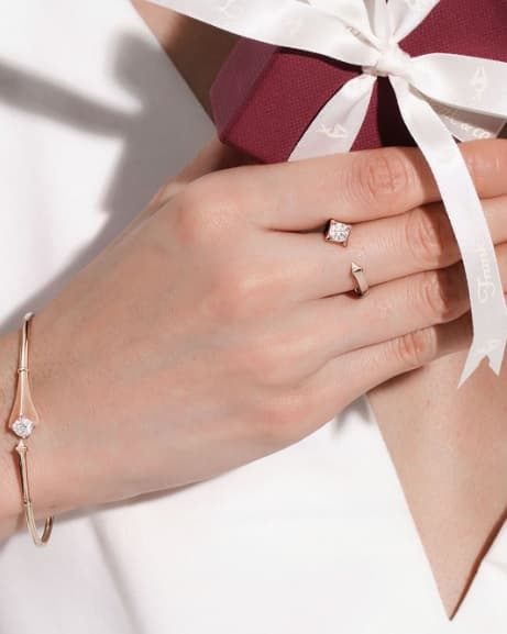 7 Ide Perhiasan Berlian dan Ucapan Ulang Tahun untuk Pacar Tersayang