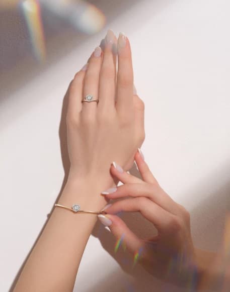 13 Inspirasi Cara Memakai Gelang Emas yang Fashionable dan Stylish