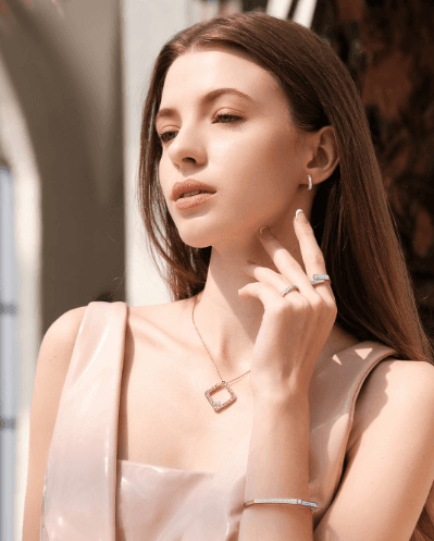 7 Liontin Berlian Berkualitas untuk Hadiah Anniversary Pernikahan yang Mewah