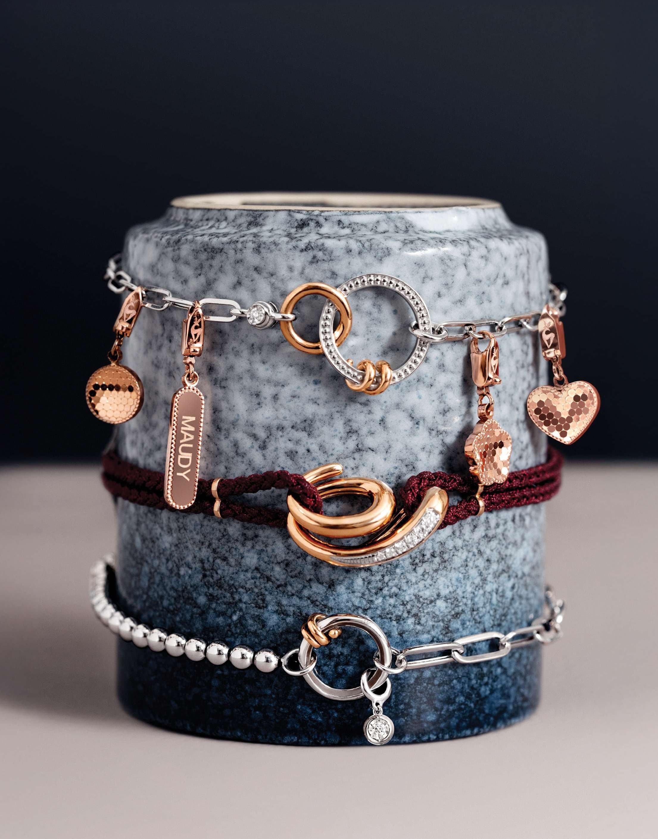 Ukir Nama Orang Spesialmu di Charm Bracelets yang Istimewa Ini