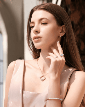 4 Tips Padu Padan Perhiasan Berlian untuk Tampil Memukau di Malam Tahun Baru