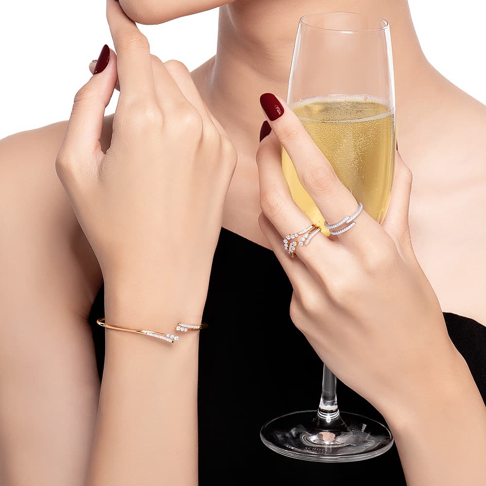 5 Cara Memakai Gelang Emas yang Benar, Bisa Untuk Model Bangle!