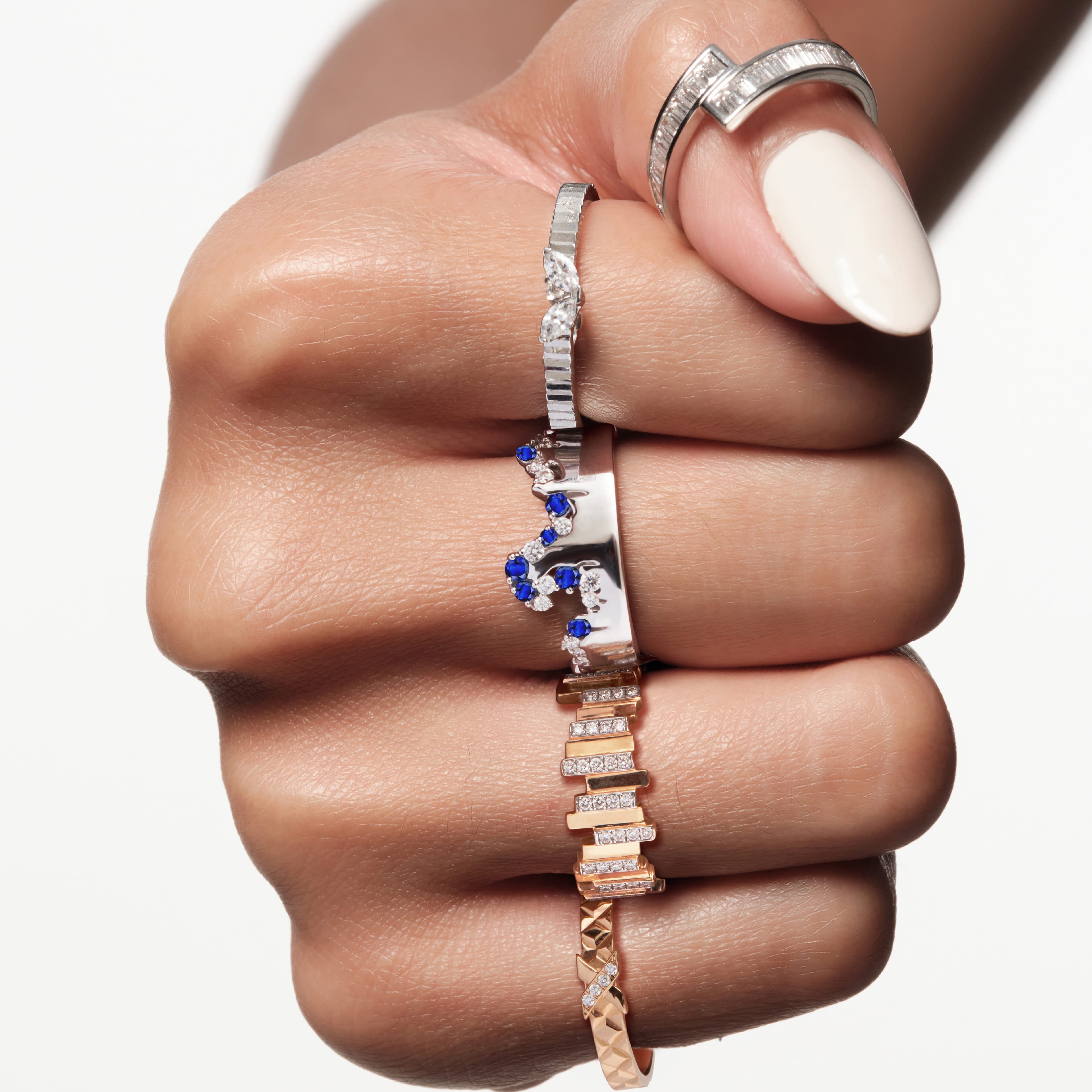 Tips Styling Cincin Berlian Wanita Simple dan Outfit Berwarna Keberuntungan di 2025