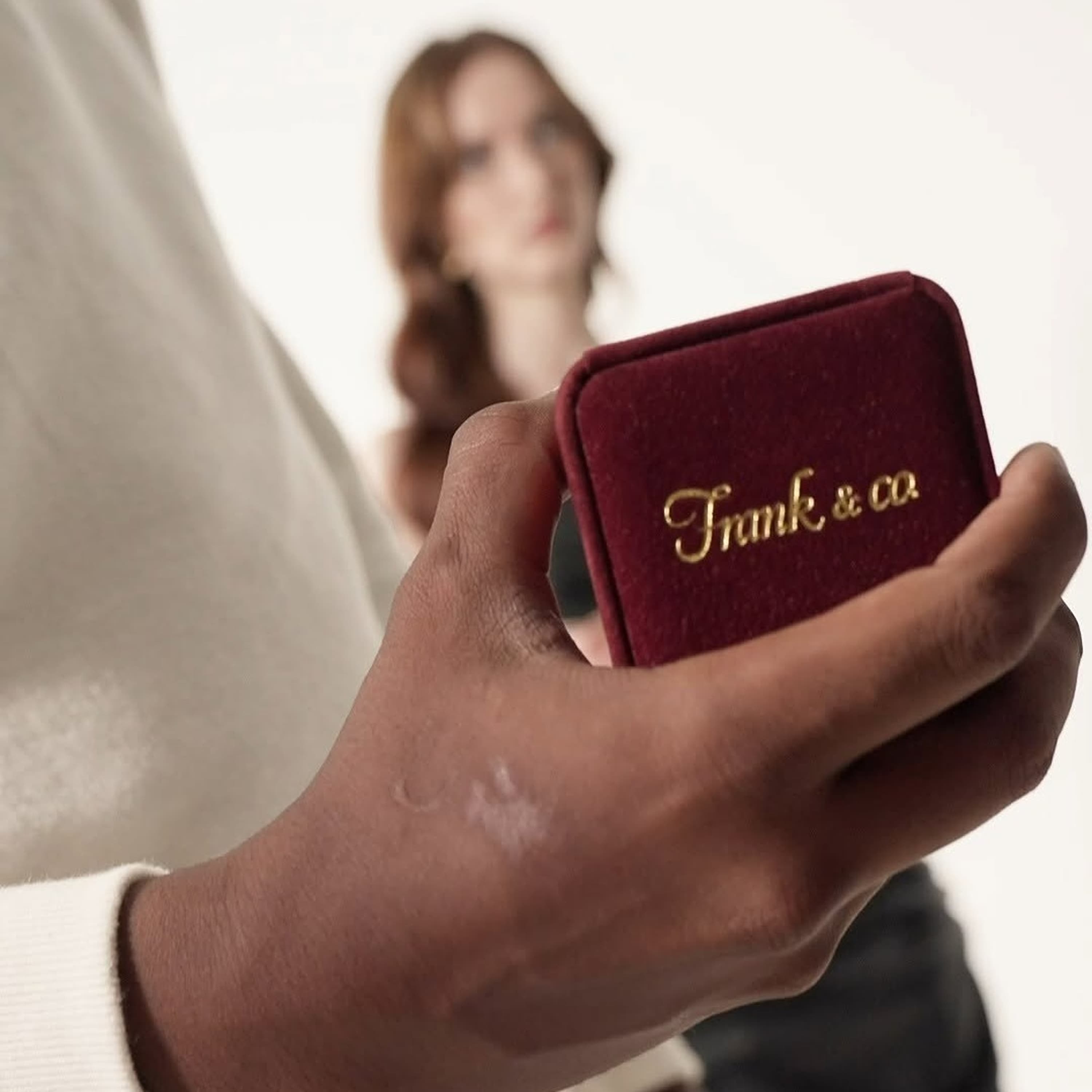 8 Pilihan Perhiasan Mewah untuk Hadiah Hari Jadi Pernikahan