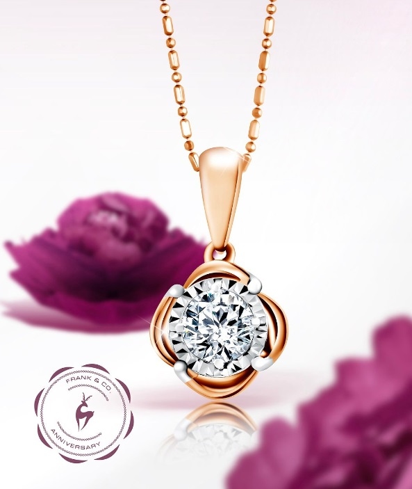 Liontin Emas Berhiaskan Berlian: Hadiah Sempurna yang Mencerminkan Keindahan dan Keanggunan