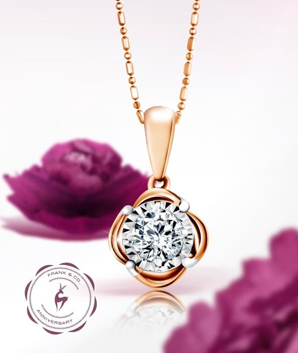 Liontin Emas Berhiaskan Berlian: Hadiah Sempurna yang Mencerminkan Keindahan dan Keanggunan