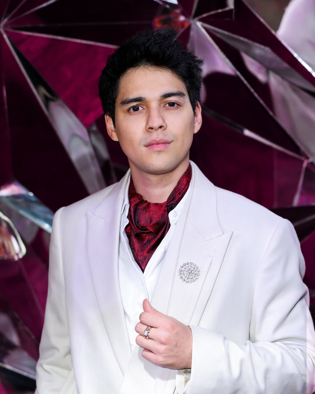 Penampilan Mewah & Berkelas dari Maxime Mengenakan Model Cincin Berlian Pria dari Frank & co