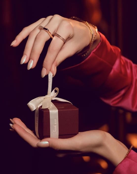 Cara Kasih Surprise Kado Perhiasan Berlian ke Pasangan