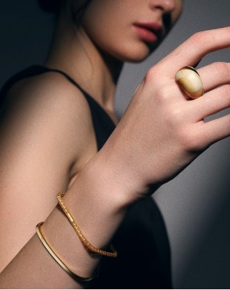 Tips Memadukan Perhiasan Emas Wanita dengan Batik untuk Tampilan Elegan