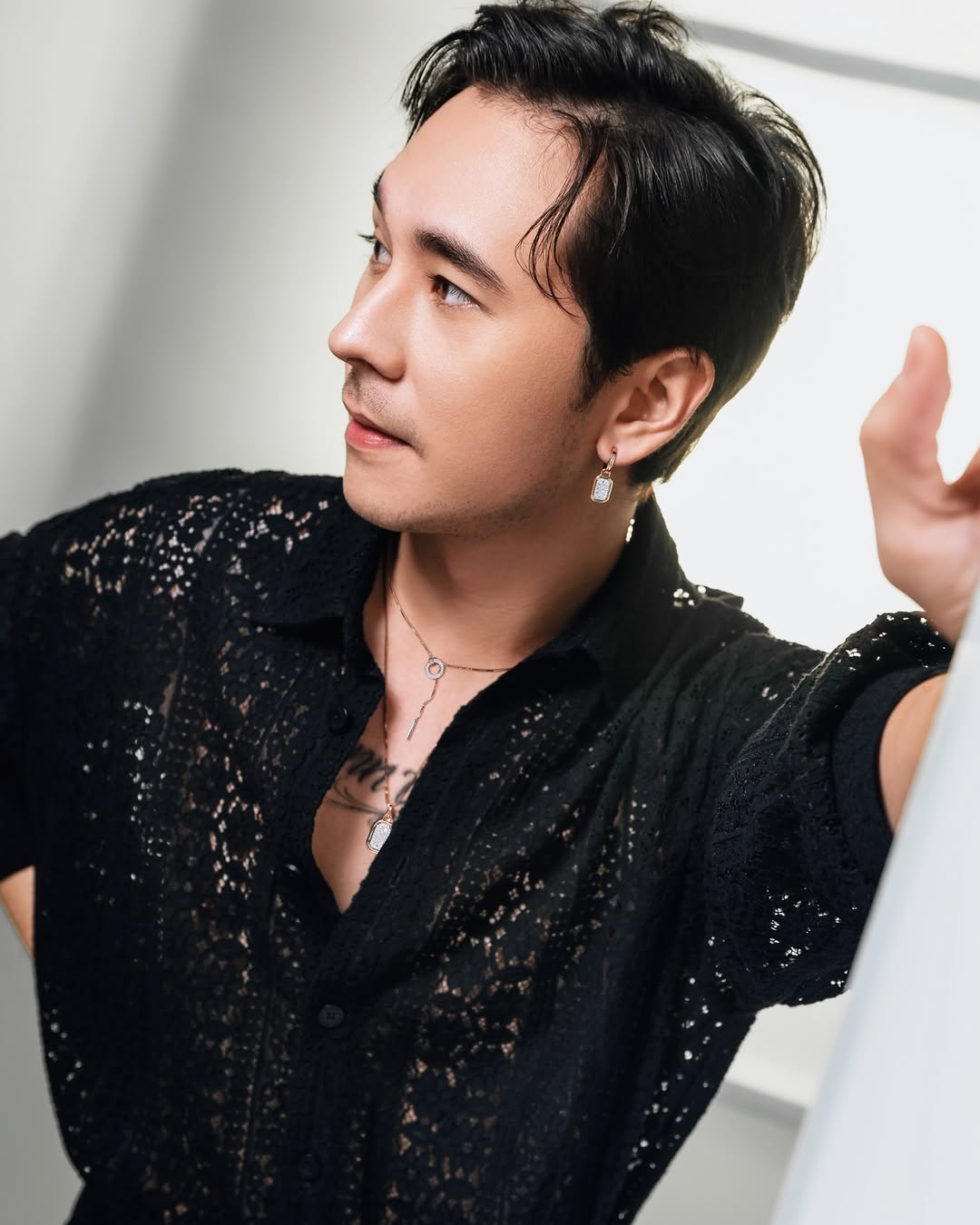 Apa Saja Outfit yang Cocok Dipadukan dengan Kalung Pria?
