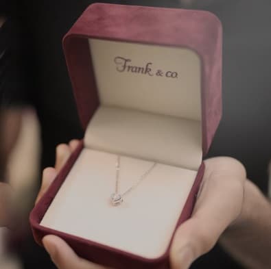 Jadilah Trendsetter dengan Model Liontin Terbaru yang Membuat Penampilan Semakin Menawan