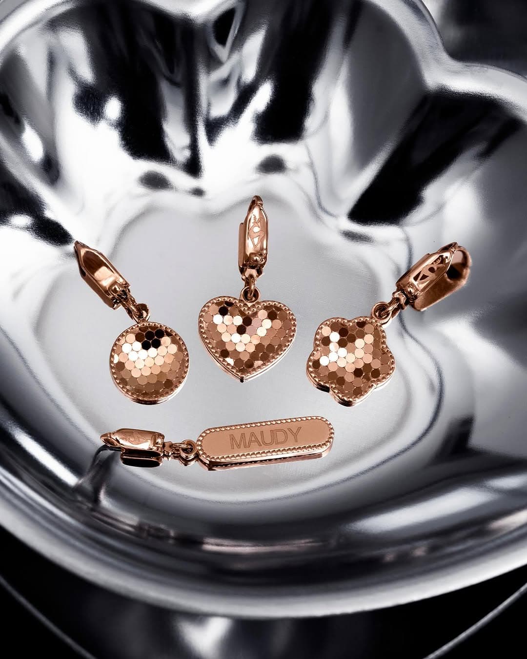 Harga Berlian Asli pada Bracelet dengan Charm yang Bisa Diukir Nama