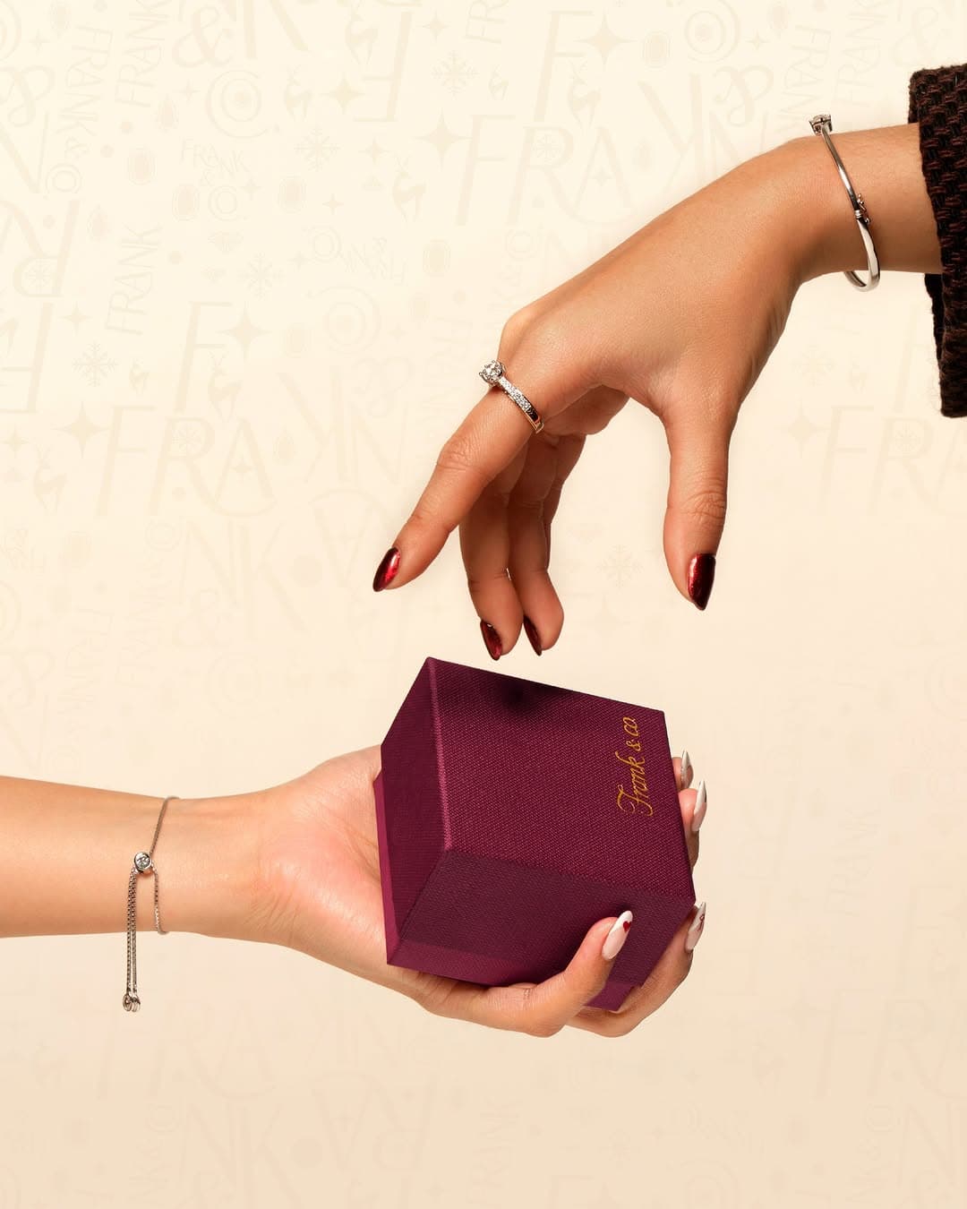 Pasti Bikin Senang, Berikan Gifts Perhiasan Simple ini Untuk Menyambut Women's Day